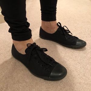 Black low top converse